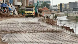 Pembuatan jalan inspeksi di sebagian titik mulai terlihat di kawasan normalisasi Ciliwung, Bukit Duri, Jakarta, Rabu (8/2). Proyek normalisasi Ciliwung Bukit Duri ditargetkan rampung pada Mei mendatang. (Liputan6.com/Yoppy Renato)