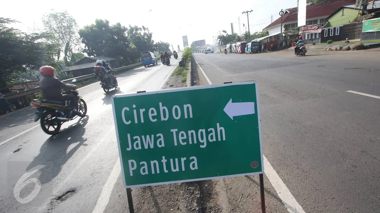 20160701-Arus Lalu Lintas di Kawasan Simpang Jomin Mulai Ramai Kendaraan Pemudik-Jawa Barat