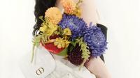 Han So Hee kenakan tas ransel Dior. [@xeesoxee]