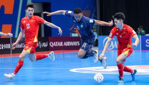 Pemain Timnas Futsal Thailand, Muhammad Osmanmusa (tengah) berusaha melewati penjagaan sejumlah pemain Vietnam dalam laga Grup B Piala Asia Futsal 2026 di Indonesia Arena, Senayan, Jakarta, Sabtu (31/01/2026). (Bola.com/Bagaskara Lazuardi)
