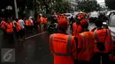 Pasukan oranye (petugas kebersihan) disiagakan membersihkan kawasan Monas, Jakarta, saat berlangsungnya aksi damai 2 Desember, Jumat (2/12). Pasukan oranye dibekali kantong plastik besar untuk memungut sampah yang berserakan. (Liputan6.com/Johan Tallo)