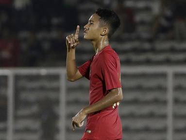 Gelandang Indonesia U-16, Marselino Ferdinan, merayakan gol yang dicetaknya ke gawang Kepulauan Mariana Utara pada laga Kualifikasi Piala AFC U-16 2020 di Stadion Madya, Jakarta, Rabu (18/9). Indonesia menang 15-1. (Bola.com/Yoppy Renato)