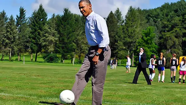 Orang No.1 di Amerika Pamer Skill Sepak Bola