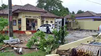 Kondisi Mapolsek Carita, Pandeglang, Banten yang ikut dihantam tsunami, Sabtu (22/12/2018). (Liputan6.com/ Fachrur Rozie)