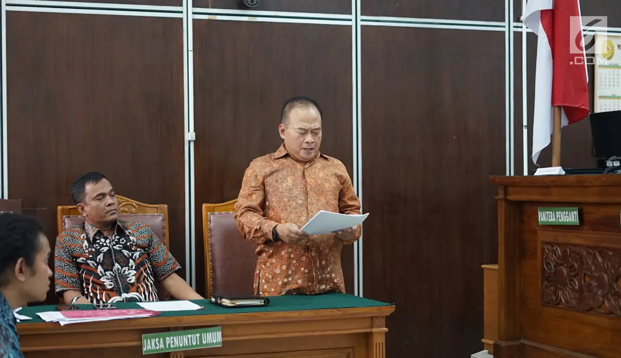 Jaksa Penuntut Umum (JPU) membacakan berkas saat sidang permohonan praperadilan tersangka dugaan makar dan kepemilikan senjata api ilegal Kivlan Zen di PN Jakarta Selatan, Senin (22/7/2019). Tonin Tachta meminta hakim membatalkan penetapan tersangka atas Kivlan Zen. (Liputan6.com/Immanuel Antonius)