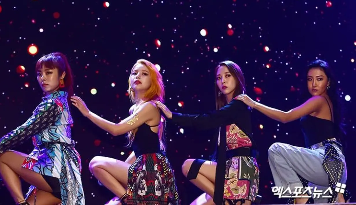 Album Red Moon ini sendiri dirilis pada Senin (16/7). Album ini seakan istimewa, lantaran Mamamoo tampil dengan perpaduan genre musik reggaeton dan latin. (Foto: soompi.com)