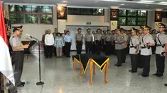Polri menggelar upacara serah terima jabatan (sertijab) Kepala Bareskrim (Kabareskrim) Polri dan beberapa Kapolda di Gedung Rupatama, Mabes Polri, Jakarta, Selasa (31/5). Upacara dipimpin Kapolri Jenderal Polisi Badrodin Haiti. (Liputan6.com/Helmi Afandi)