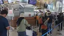 Calon penumpang mengantre di pelayanan tiket di Terminal 3 Bandara Soekarno Hatta, Tangerang, Banten, Selasa (10/11/2020). Garuda Indonesia dan Citylink juga memberlakukan pembebasan biaya reschedule mupun refund tiket bagi penumpang yang terdampak kemacetan. (Liputan6.com/Herman Zakharia)