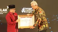 Gubernur Ganjar Pranowo menerima penghargaan dari Kementerian PANRB atas predikat A dalam Hasil Evaluasi Reformasi di tahun 2022/Istimewa.