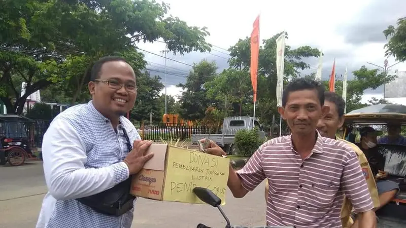 Warga Gorontalo utara mengumpukan donasi untuk membantu bayar listrik Kantor Bupati yang diputus PLN. (Foto: Liputan6.com/Arfandi Ibrahim).