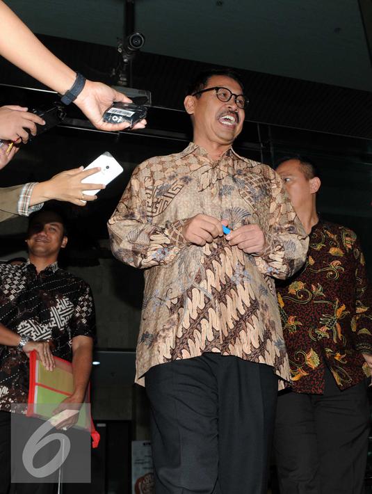 Sekda Banten Ranta Suharta berjalan usai menjalani pemeriksaan di Komisi Pemberantasan Korupsi (KPK), Jakarta, Selasa (19/1). Ranta Suharta diperiksa terkait APBD Banten tahun anggaran 2016 untuk pembentukan Bank Banten. (Liputan6.com/Helmi Afandi)