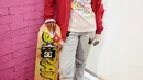 Skateboarder Indonesia Nyimas Bunga berpose dengan papan skatenya saat berkunjung ke kantor KLY, Jakarta, Jumat (7/9). Gadis 12 tahun ini merupakan peraih medali perunggu di ajang Asian Games 2018. (Liputan6.com/Faizal Fanani)