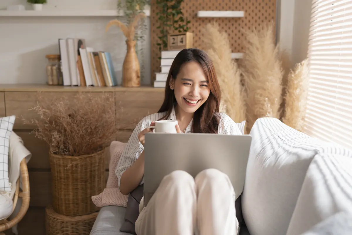 wanita agustus laptop sofa