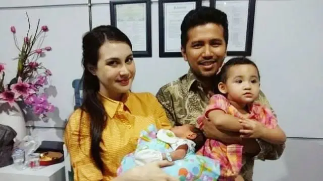 Rayakan 7 Tahun Pernikahan, Ini 6 Potret Perjalanan Cinta Arumi Bachsin dan Emil Dardak