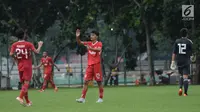 Pemain Persika, Aji Kusuma (tengah) merayakan gol ke gawang Timnas Jepang U-19 saat uji tanding di Lapangan B Kompleks GBK, Jakarta, Selasa (27/3). Persika kalah 2-3 dari Jepang U-19. (Liputan6.com/Helmi Fithriansyah)