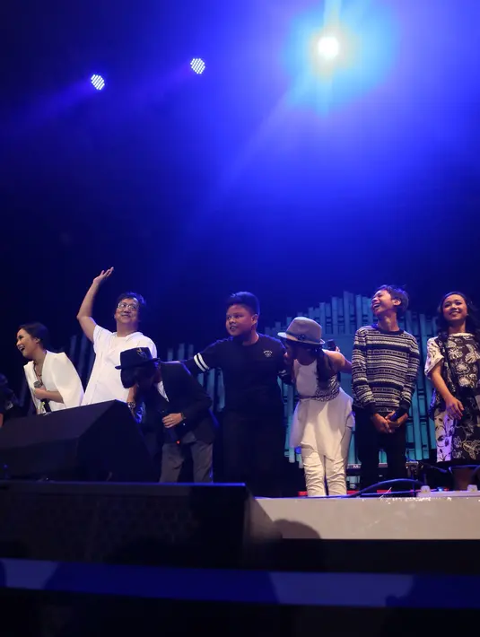 Tujuh personel Di Atas Rata-Rata yaitu, Lyodra, Rafi, Syaqila, Nada, Kafin, Ola dan Olive dan penampilan dari Woro, Sen Sen, Nonidju dan Rafi Daeng  sukses menyihir panggung Java Jazz di hari terakhir dengan luar biasa. (Andy Masela/Bintang.com)