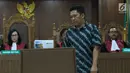 Ketua non aktif Kadin Barabai, Hulu Sungai Tengah, Fauzan Rifani saat menjalani sidang putusan di Pengadilan Tipikor, Jakarta, Senin (13/8). Fauzan Rifani dijatuhi hukuman 4 tahun 6 bulan penjara denda Rp 300 juta. (Liputan6.com/Helmi Fithriansyah)