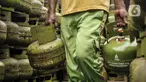 Pekerja melakukan bongkar muat tabung LPG 3 kg di salah satu agen di Jakarta Pusat, Kamis (14/7/2022). Imbas kenaikan harga jual LPG nonsubsidi Rp 2.000 per kg, pengelola agen gas mengungkapkan banyak warga mulai beralih ke LPG 3 kg subsidi atau gas melon karena harga gas nonsubsidi terlampau tinggi di tengah kondisi ekonomi yang makin sulit. (merdeka.com/Iqbal S. Nugroho)