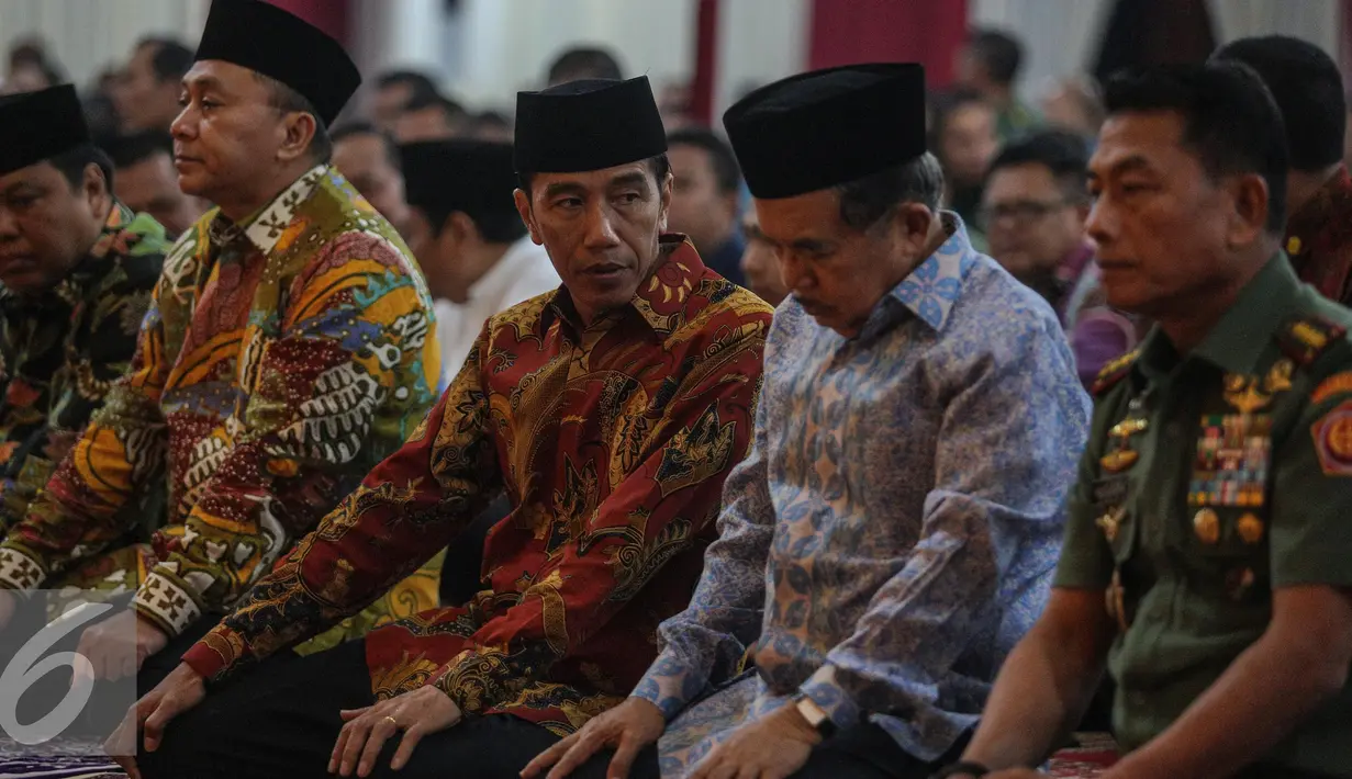 Presiden Joko Widodo usai melaksanakan Salat Sunah sebelum Magrib di Mabes TNI, Cilangkap, Jakarta, Selasa (7/7/2015). Jokowi dan JK menghadiri acara buka puasa di Mabes TNI bersama sejumlah menteri dan pimpinan tinggi negara. (Liputan6.com/Faizal Fanani)