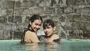 Aryani Fitriana dan Donny Michael mengunggah foto-foto kemesraan mereka di kolam renang. (instagram.com/donnymichael/aryanifitriana24)