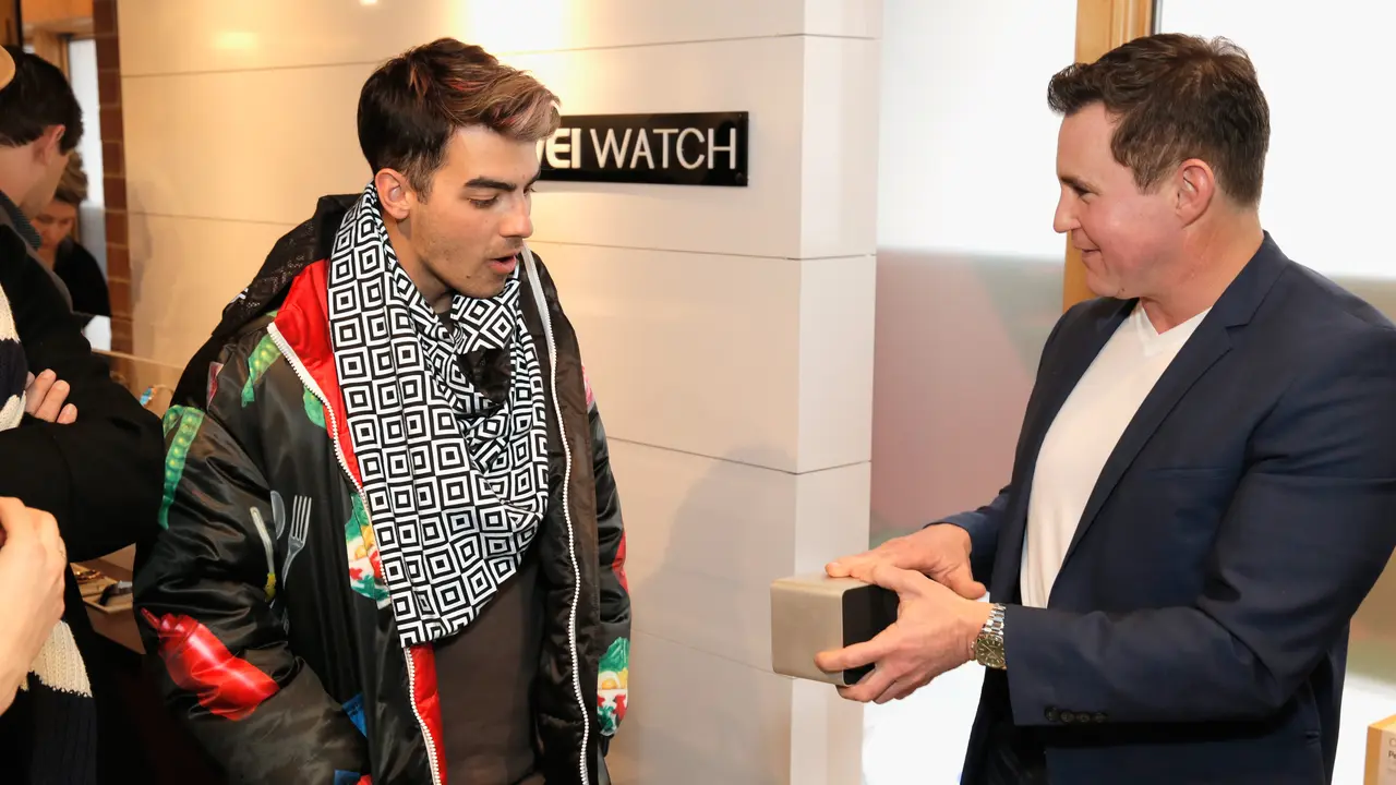 20160123-Ini Penampakan Jaket Gambar Petai dan Uang Rupiah Milik Joe Jonas-Utah