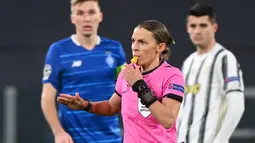 Wanita tersebut adalah Stephanie Frappart. Dia adalah wasit yang memimpin pertandingan Juventus lawan Dynamo Kiev di Stadion Allianz. (Photo by Vincenzo PINTO / AFP)