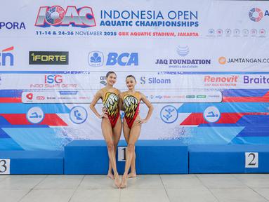 Pasangan Hilda Tri Julyandra (kiri) dan Talitha Amabelle Putri Subeni berpose setelah melakukan aksi dalam nomor duet renang artistik Indonesia Open Aquatic Championships 2025 di Stadion Akuatik, Senayan, Jakarta, Selasa (25/11/2025). (Bola.com/Bagaskara Lazuardi)
