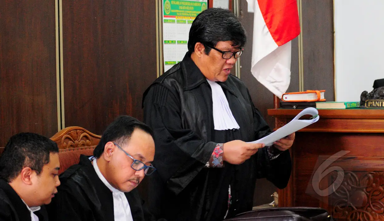 Kuasa hukum Suroso Atmo Martoyo, Tommy Sihotang (kanan)saat membacakan permohonan praperadilan di Pengadilan Negeri (PN) Jakarta Selatan, Senin (6/4/2015). (Liputan6.com/Yoppy Renato)