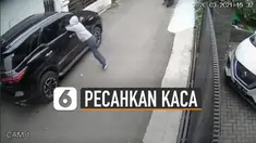 Pelaku nampak mengeluarkan sebuah benda dari mulutnya dan melemparkannya ke kaca mobil hingga pecah.