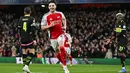 Arsenal kembali unggul di menit ke-37 lewat gol yang dicetak Declan Rice. Keunggulan Arsenal bertahan hingga akhir babak pertama. (Glyn KIRK/AFP)