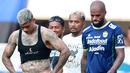 Pemain Persib Bandung, Ciro Alves dan David da Silva, tertunduk lesu setelah dikalahkan Persik Kediri pada laga BRI Liga 1 2022/2023 di Stadion Pakansari, Bogor, Rabu (8/3/2023). (Bola.com/M Iqbal Ichsan)