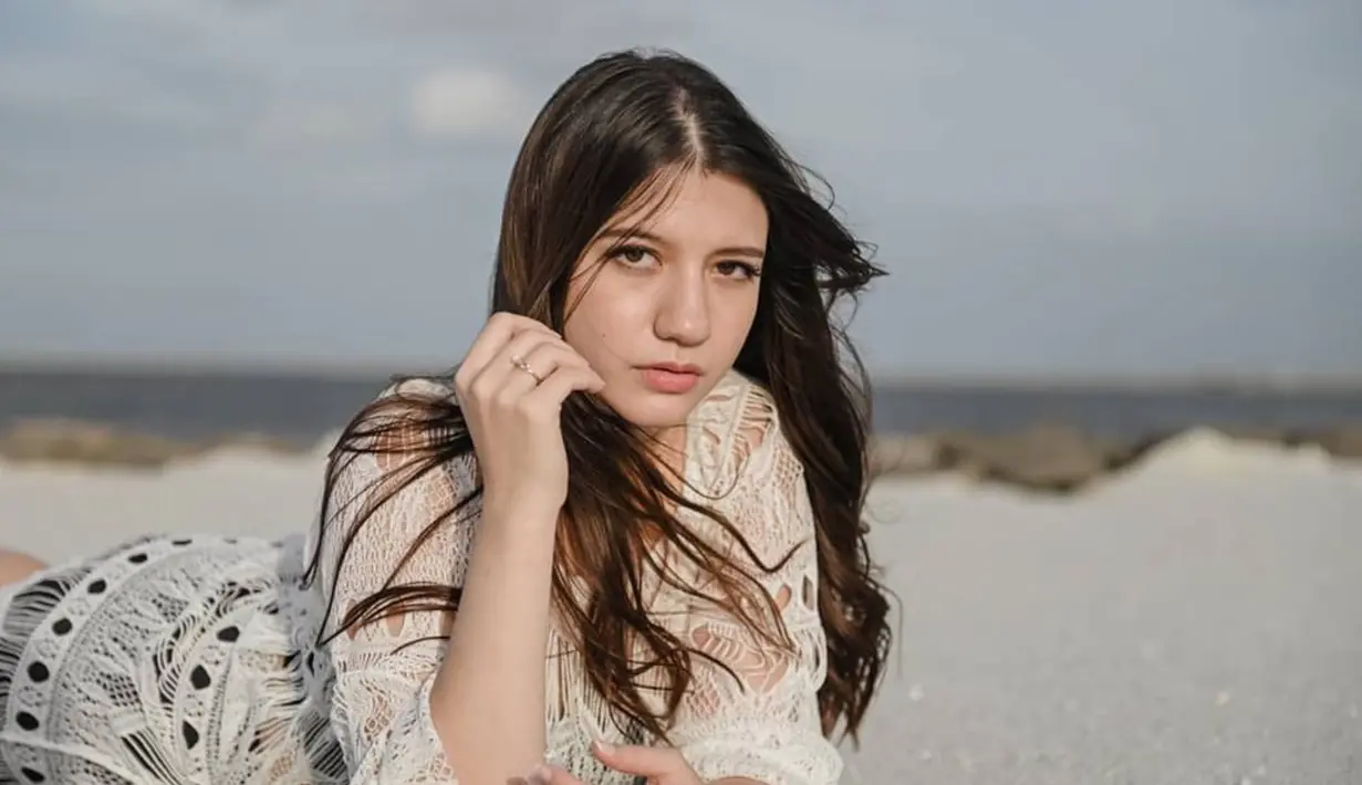 Sebagai seorang aktris dan model, Cassandra Lee kerap kali tampil dalam berbagai gaya busana. Salah satu gaya busana yang ia kenakan adalah vintage. (Liputan6.com/IG/cassandraslee)