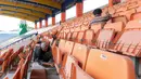 <p>Seorang pekerja memperbaiki bangku tribun penonton di Stadion Si Jalak Harupat (SJH), Bandung, Sabtu (21/10/2023). (Bola.com/Bagaskara Lazuardi)</p>