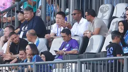 Kluivert memang sedang parade menyaksikan laga BRI Liga 1. Sang pelatih memantau pemain lokal untuk diangkut ke Timnas Indonesia. (Bola.com/M Iqbal Ichsan)