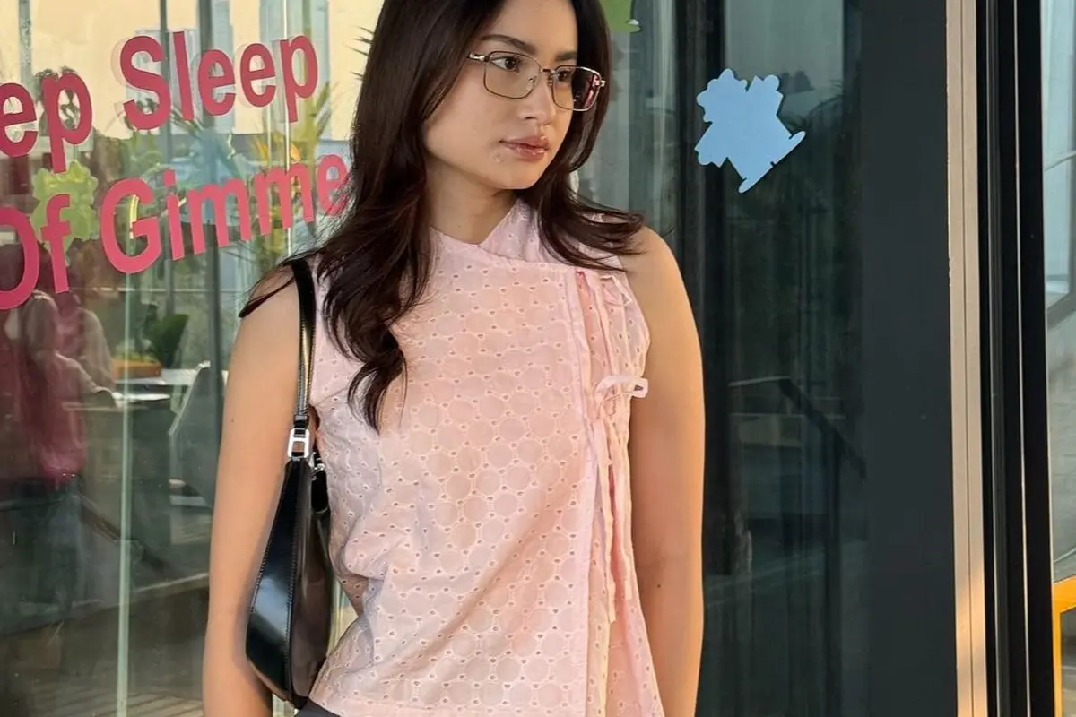 Satine Zaneta Pakai Outfit Pink (Instagram/@satinezaneta)