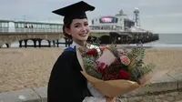 6 Gaya Anggun Sarah Menzel Pakai Kebaya Putih saat Wisuda di Bournemouth University