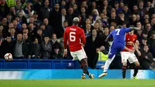 Gelandang Chelsea, N'Golo Kante (kedua kanan) mencetak gol ke gawang Manchester United (MU) dalam perempat final Piala FA di Stadion Stamford Bridge, Senin (13/3). Chelsea lolos ke semifinal Piala FA setelah menang 1-0 atas MU. (AP Photo/Frank Augstein)