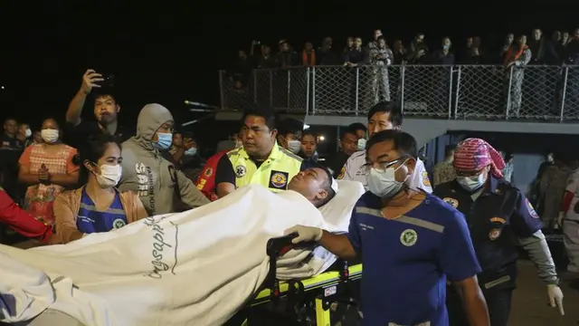Seorang pelaut yang diselamatkan dari korvet HTMS Sukhothai dipindahkan ke darat di pelabuhan dalam Bangsaphan di provinsi Prachuap Khiri Khan, Thailand, Senin 19 Desember 2022.(AP/Anuthep Cheysakron)
