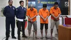 Tersangka dihadirkan saat rilis kasus penipuan jaringan internasional di Bareskrim Polri, Jakarta, Rabu (7/8/2019). Polisi menangkap lima orang pelaku dengan nilai kerugian mencapai Rp 113 miliar dengan barang bukti uang tunai, BPKB, mobil, hingga buku tabungan. (Liputan6.com/Immanuel Antonius)