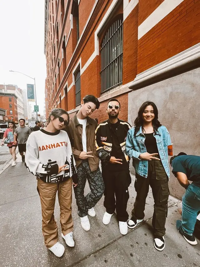 5 Potret Gaya Kasual Zee JKT48 di Amerika Serikat, Perdana Ikut New York Fashion Week