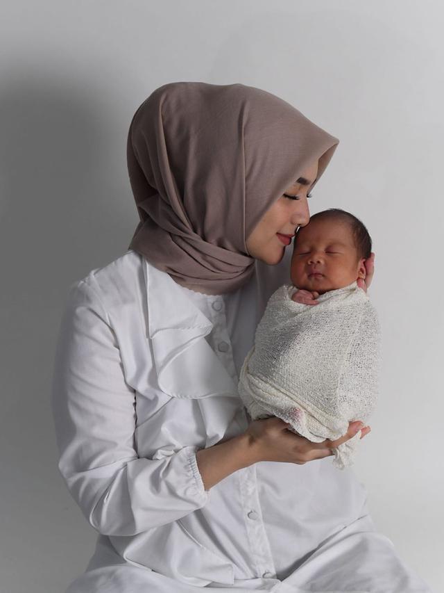 6 Gaya Pemotretan Baby Athar, Anak Citra Kirana yang Curi Perhatian