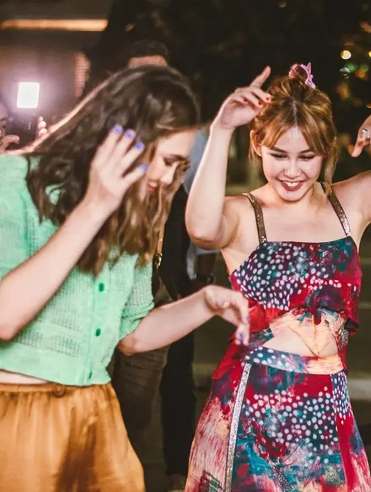 Vanesha Prescilla pun tidak kalah mencuri perhatian para netizen dan penggemarnya. Tampil mengenakan dress, gayanya pun menuai banyak pujian. Ditambah dengan warna rambutnya yang baru ini pun tampil semakin menwan.  (Liputan6.com/IG/@lunamaya)
