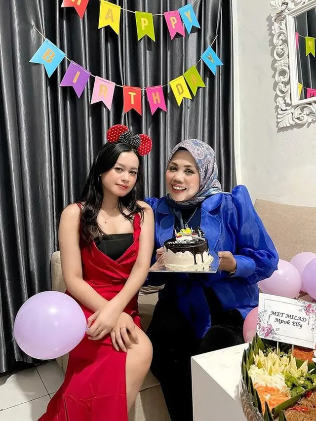 6 Potret Elly Sugigi dan Ketiga Anaknya, Ada yang Pernah Diberikan ke Tukang Sayur
