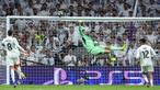 Thibaut Courtois tampil mengagumkan di bawah mistar gawang saat laga leg 2 play off Liga Champions 2025/2026 antara Real Madrid melawan Benfica pada Selasa (25/02/2026). (AFP/Pierre-Philippe Marcou)