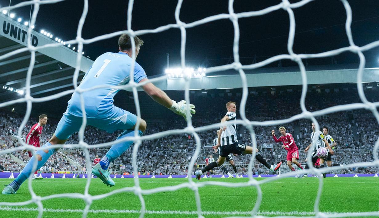 Hugo Ekitike mencetak gol pada menit ke-46 setelah menerima umpan manis dari Cody Gakpo. (AP Photo/Jon Super)
