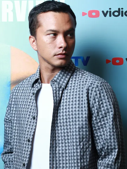 "Karena musiknya dimainin lagi sama Anto Hoed dan Melly Goeslaw, jadi keingat lagi yang dulu-dulu. Jadinya yang dulu di AADC pertama pada kumpul dan nyanyi-nyanyi lagi," ungkap aktor 32 tahun usai konser pada 1 April lalu. (Galih W. Satria/Bintang.com)