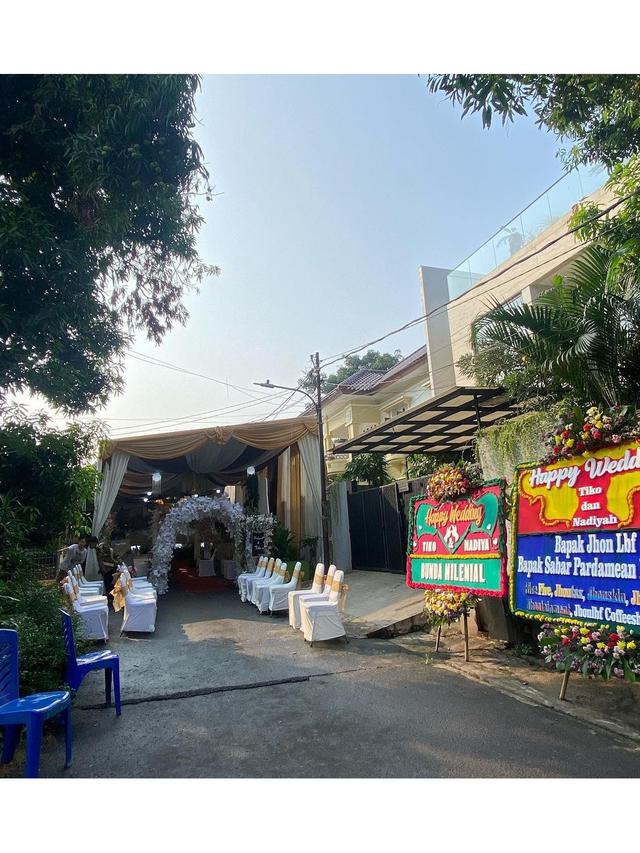 6 Potret Nathalie Holscher di Resepsi Pernikahan Tiko Anak Ibu Eny, Asyik Dangdutan