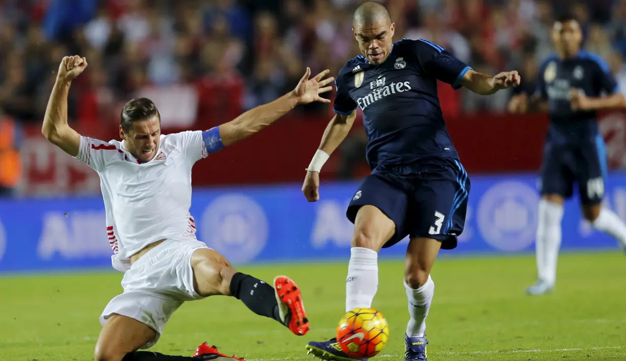Bek Real Madrid, Pepe (kanan) berusaha melewati gelandang Sevilla, Grzegorz Krychowiak pada lanjutan La Liga di Estadio Ramon Sanchez Pizjuan, Spanyol (9/11/2015). Sevilla menang atas Real Madrid dengan skor 3-2. (REUTERS/Marcelo del Pozo)