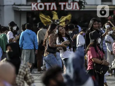 Warga menikmati libur Lebaran di kawasan Kota Tua, Jakarta, Sabtu (7/5/2022). Akhir libur Idul Fitri, sejumlah kawasan wisata di Jakarta dipadati pengunjung untuk menghabiskan masa liburannya bersama keluarga dan Kota Tua masih menjadi salah satu destinasi wisata yang digemari warga DKI Jakarta dan sekitarnya. (Liputan6.com/Johan Tallo)