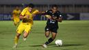 Striker Bhayangkara FC, Ramiro Fergonzi , berebut bola dengan bek Tira Persikabo, Abduh Lestaluhu, pada laga Liga 1 2019 di Stadion Madya, Senayan, Jakarta, Kamis (4/7/2019). Kedua tim bermain imbang 1-1. (Bola.com/Yoppy Renato)